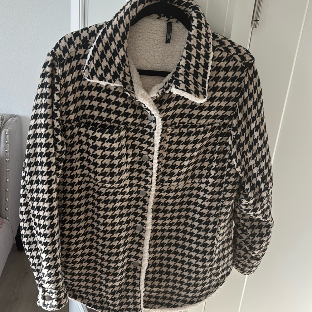 Houndstooth Sherpa Jacket with Pockets black and off white; snap front